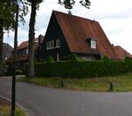 Het huis schuin van voren bezien, vanaf de kruising.
              <br/>
              Richard Keijzer, 2014-07-06